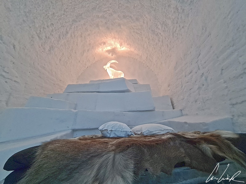 Dormez dans un hôtel de glace en Laponie ! Le mobilier des chambres est entièrement sculpté dans la neige et la glace. La base des lits est constituée de gros blocs de glace protégés par des peaux de rennes.