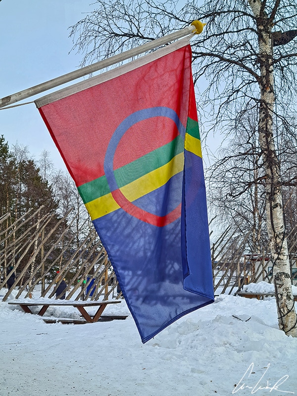 Le drapeau de la Laponie. Les couleurs des Samis, rouge, vert, jaune et bleu, sont représentées dans le drapeau.