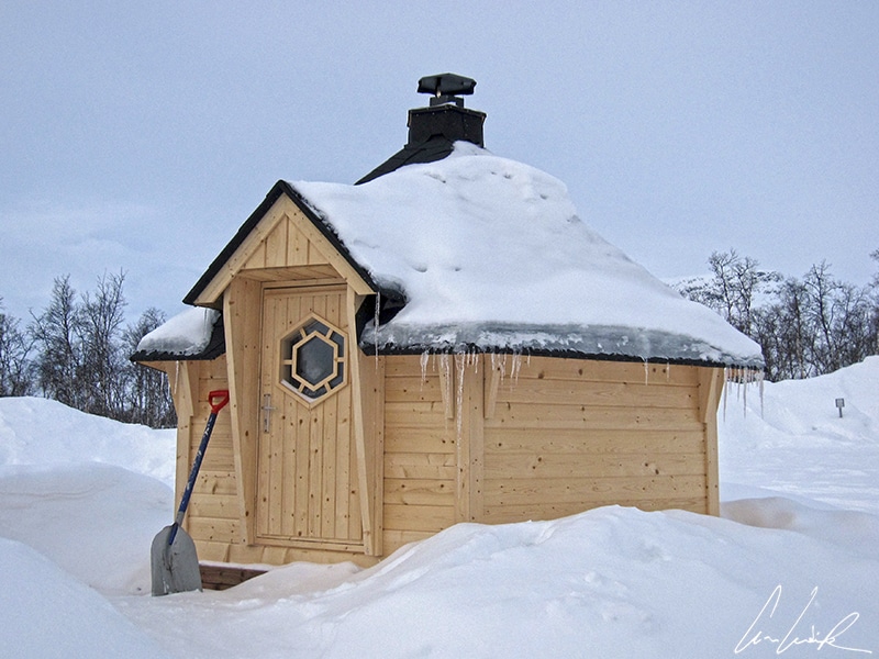 Le Kota finlandais est une construction en bois en forme de tipi dans lequel les Sámi (ou Sames) s’abritaient et ce depuis plus d’un siècle en Laponie.