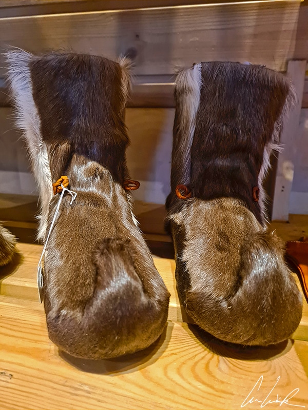 Une paire de bottes traditionnelles en peau de rennes au marché Sami.
