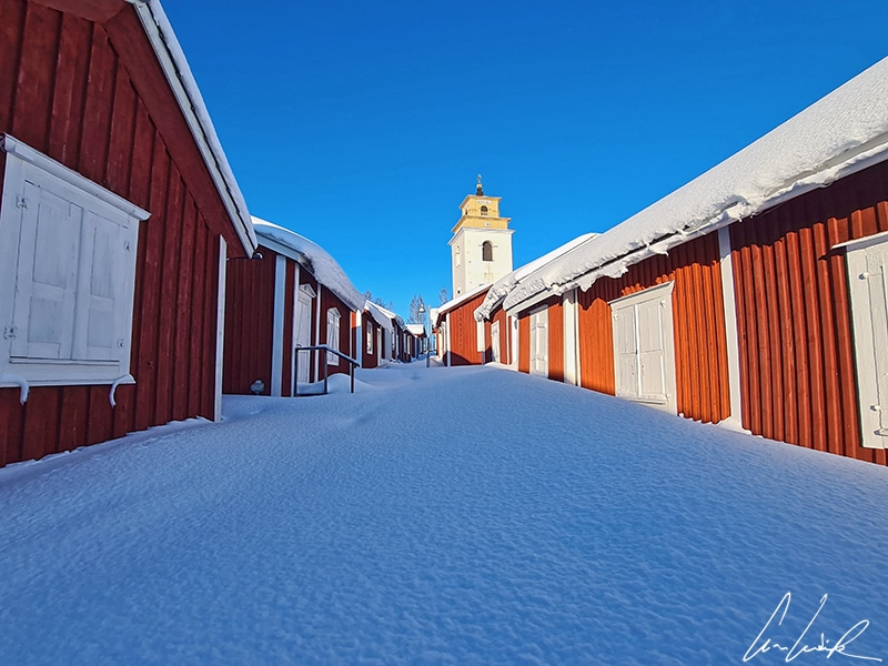 Les bâtiments en bois rouges de la ville-église de Gammelstad sont blottis autour de l’église en pierre datant du 15ème siècle. Gammelstad est classée au patrimoine mondial de l'UNESCO.