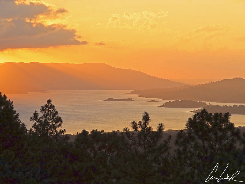 Depuis la terrasse de l’Arenal Observatory Lodge, on observe le soleil qui descend sur le magnifique lac Arenal avec ses nombreuses petites îles