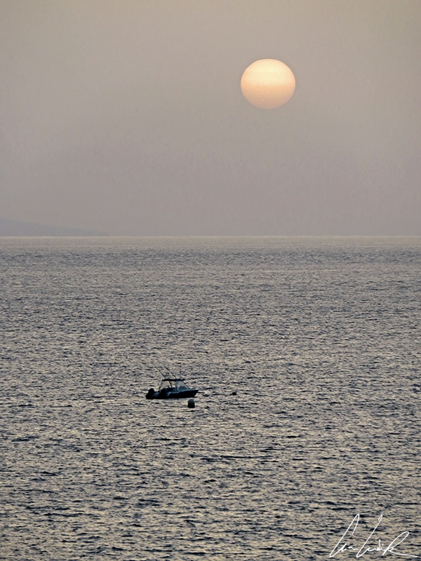 Sur l’île de Maio dans l’archipel du Cap Vert, le coucher de soleil offre 50 nuances de gris. C’est comme si toutes les couleurs avaient soudain déserté le tableau ne laissant place qu’à des nuances de gris.