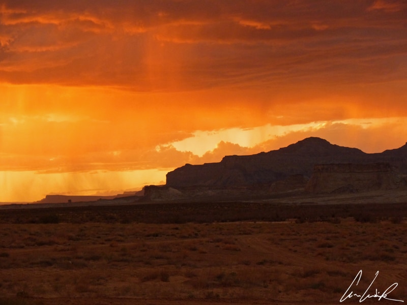 In the American West, near Lake Powell, the sunsets are magical. In a final burst, the sky seems to flare a thousand fires before Darkness !