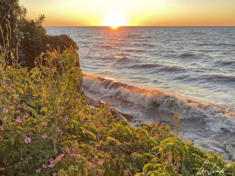 The lake's name is derived from Skanadario, an Iroquois word meaning « beautiful lake ». It is beautiful: the scenery, the light, and the colors are truly magnificent. The sunsets on Lake Ontario are simply enchanting !