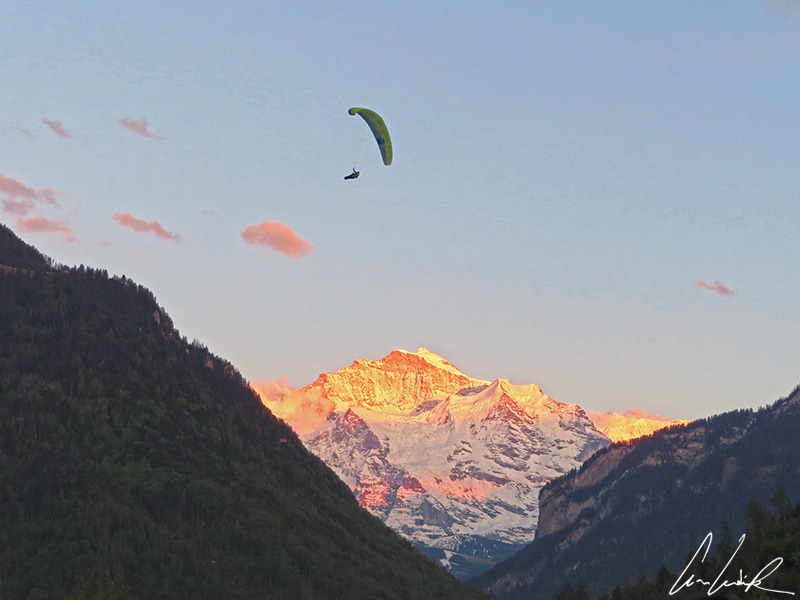 Depuis la ville d’Interlaken est située au cœur des montagnes de l'Oberland Highlands, en Suisse, on peut admirer le magnifique coucher de soleil sur les montagnes enneigées du Jungfrau.