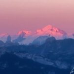 Un coucher de soleil sur le sommet mythique du Mont Blanc, point culminant des Alpes à 4808 mètres d’altitude. On profite des derniers rayons du soleil sur le Mont Blanc baignant dans une belle lumière rosée.