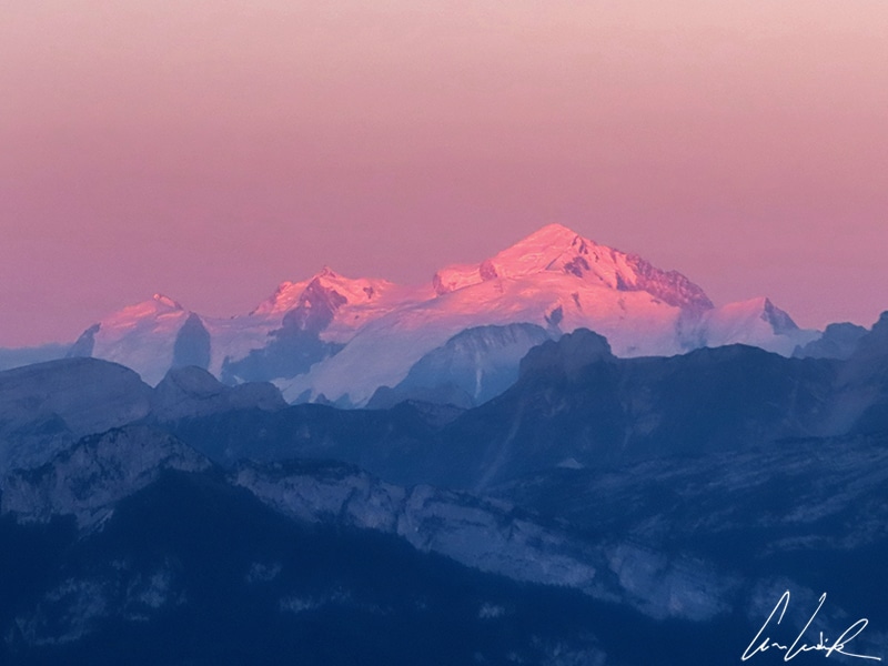 Un coucher de soleil sur le sommet mythique du Mont Blanc, point culminant des Alpes à 4808 mètres d’altitude. On profite des derniers rayons du soleil sur le Mont Blanc baignant dans une belle lumière rosée.