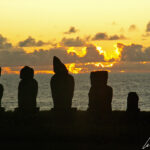 Sur l’île de Pâques, l’Ahu Vai Uri avec ses cinq Moaï est sublimé lors du coucher du soleil. Les rayons viennent doucement caresser ces pierres dressées avant de disparaitre dans l’immense océan.