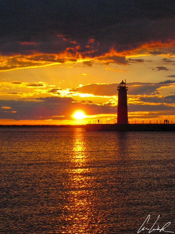 Le lac Michigan est tellement étendu que l’on s'y sent comme en bord de l’océan avec ses nombreux phares, comme celui de la jetée de Muskegon au coucher de soleil.