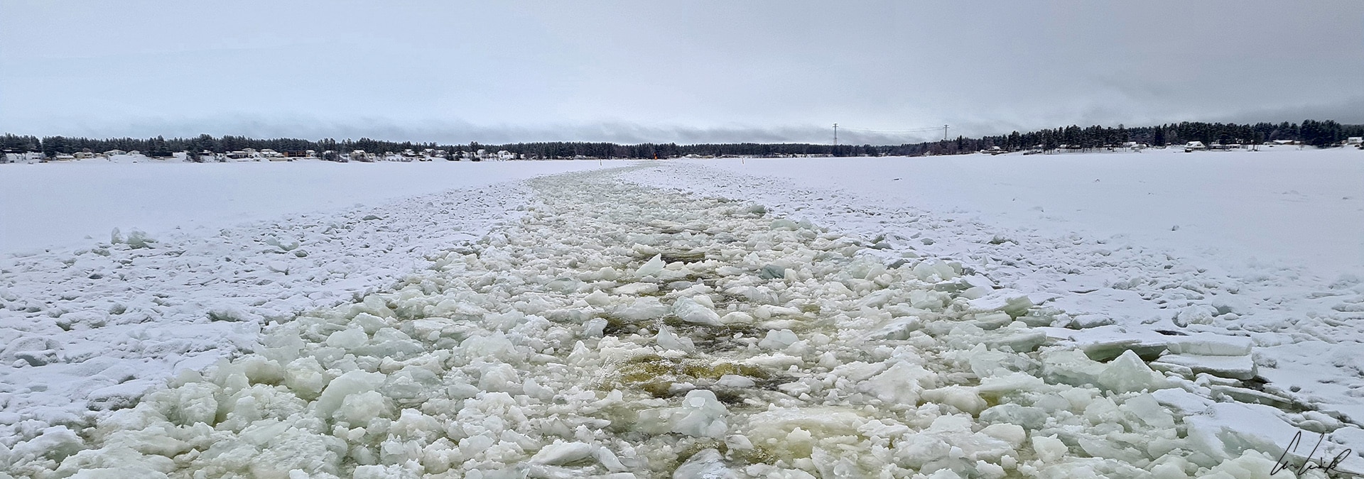 Depuis l’arrière du brise-glace, on distingue nettement la route tracée par le navire qui a écrasé et brisé la glace sous sa coque.
