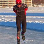 Une position assez penchée et surtout une bonne flexion des jambes pour ce patineur. Et les mains derrière le dos pour patiner le plus rapidement possible sur l’isbana de Luleå.