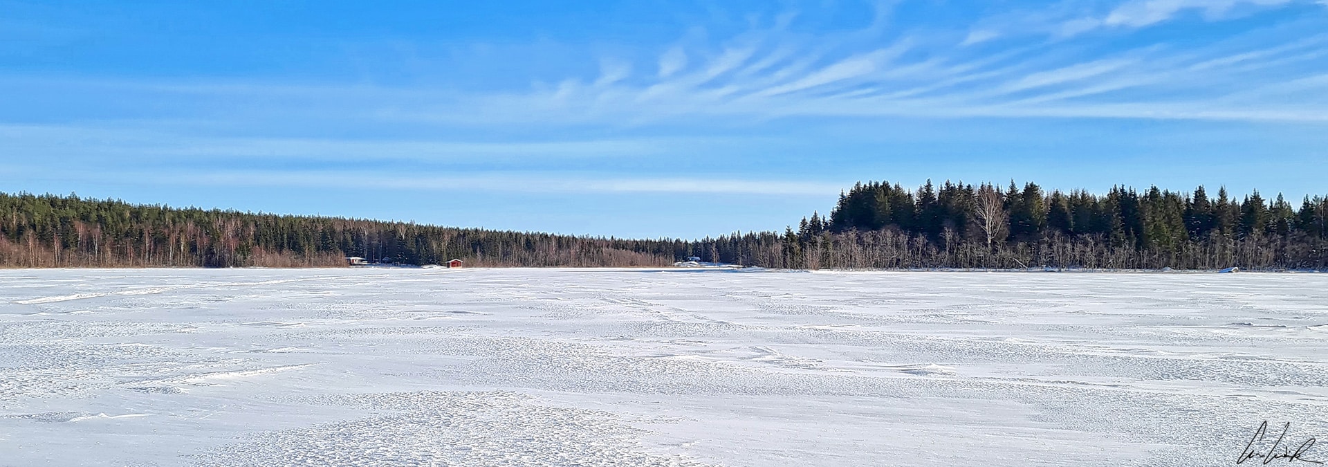The Luleå archipelago has 1,312 islands and offers miles of vast white landscapes just a few steps from the city center !