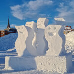 Difficile de décrire avec précision cette sculpture de neige à Luleå… Que représente-t-elle ? Des bonhommes avec différentes expressions ?