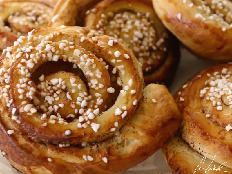 The « kanelbulle » is a snail-shaped cinnamon bun with little pearls of sugar. It occupies a central place in the « fika » pantheon.
