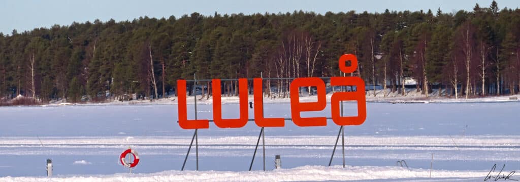 Les lettres de la ville de Luleå s’affichent en grand et en orange.